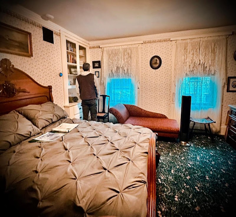 Haunted Mobile Ghost Tour - Lizzie Borden House
